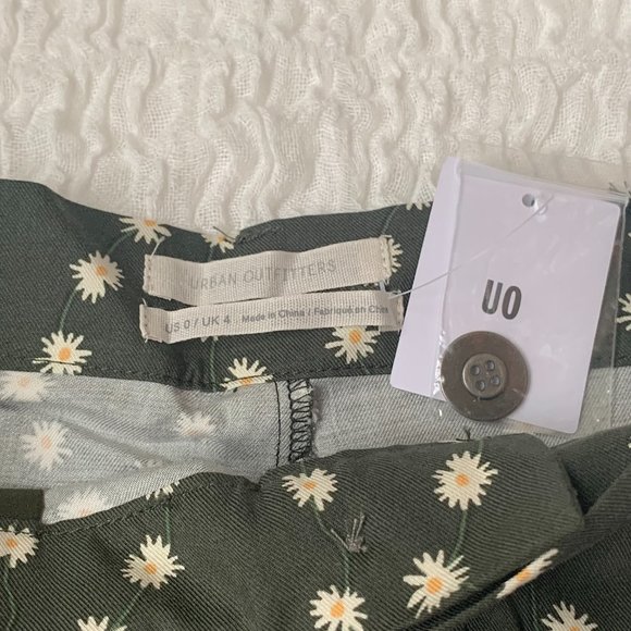 🌼Urban Outfitters Green Floral Shorts🌼 - Picture 3 of 3